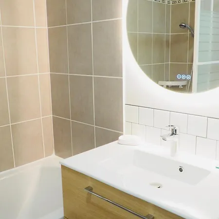 Charming - Private Parking, Balcony Apartment