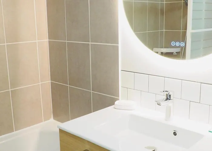 Charming - Private Parking, Balcony Appartement